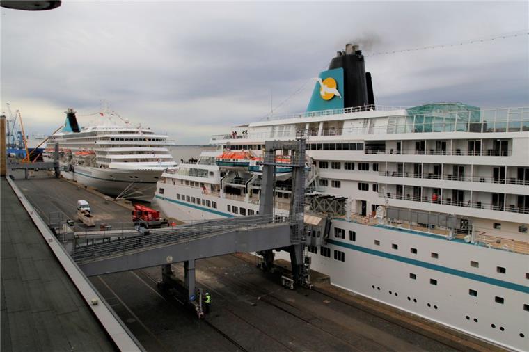 Die  "Amadea" hat gerade in Bremerhaven festgemacht, im Hintergrund ist die "Artania" zu sehen. Nicht im Bild ist die "Astor".