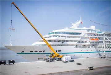 Das Kreuzfahrtschiff "Amadea" von Phoenix Reisen liegt in Bremerhaven an der Columbuskaje. Die „Amadea“ ist die „First Lady“ der Flotte von Phoenix Reisen. Seit 2015 wird die ZDF-Serie „Das Traumschiff“ auf dem Kreuzfahrtschiff gedreht.