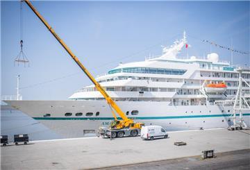 Die „Amadea“ macht in Bremerhaven fest.