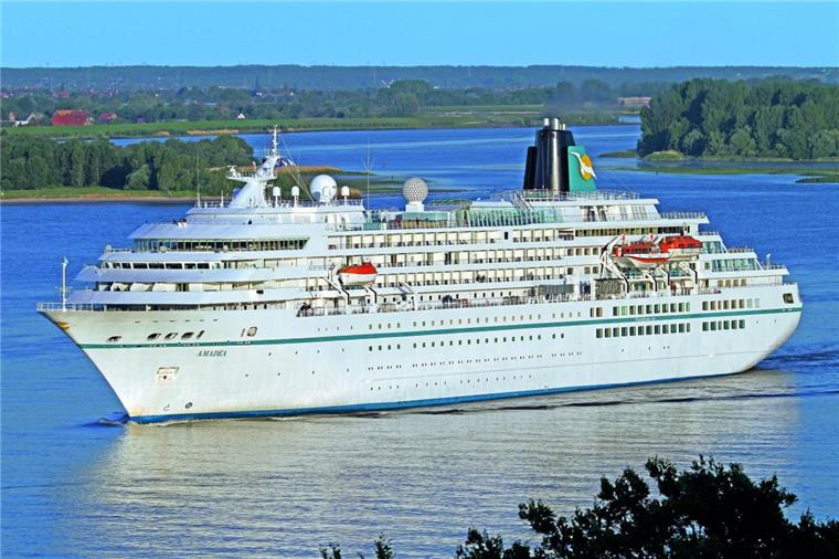 "Artania" und "Amadea" machen wieder in Bremerhaven fest Die "Amadea" nimmt von Bremerhaven aus Kurs auf Kanada.
