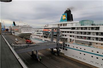 Die "Amadea" (Vordergrund) macht am Montag wieder in Bremerhaven fest.