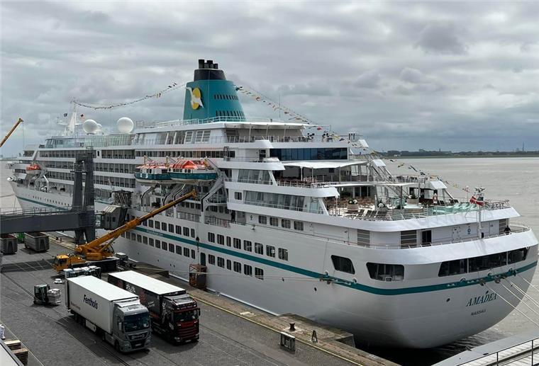 Traumschiff „Amadea“ verlässt Bremerhaven mit 22 Stunden Verspätung Die „Amadea“ wurde am Sonntag in Bremerhaven für die neue Kreuzfahrt vorbereitet.