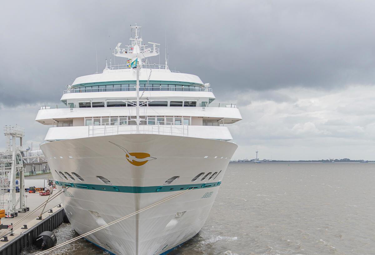 Kreuzfahrt ab Bremerhaven: Mit der „Amera“ einmal um die Welt Das Kreuzfahrtschiff Amera liegt im Hafen.