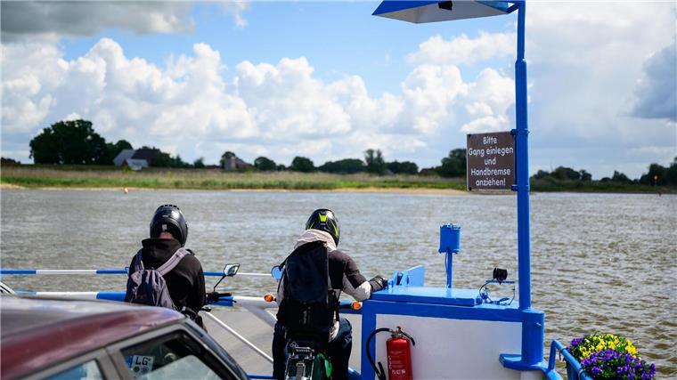 Die „Amt Neuhaus“ fährt noch über die Elbe. 