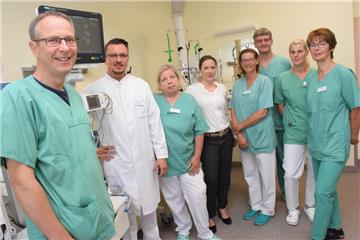 Die Anästhesie hat einen neuen Chef: Dr. Florian Jelschen (Zweiter von links). Das Foto zeigt ihn mit Klinikchefin Birthe Kirberg (Vierte von links) seinem Team (von links): Ole Joachim, Ingrid Büsing, Claudia Grützner, Ulf Jacofsky, Birte Nordhold und Hille Stührenberg.