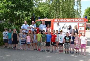 Kinder der Kita Naseweis Loxstedt mit dem Brandschutzmobil der Feuerwehr.