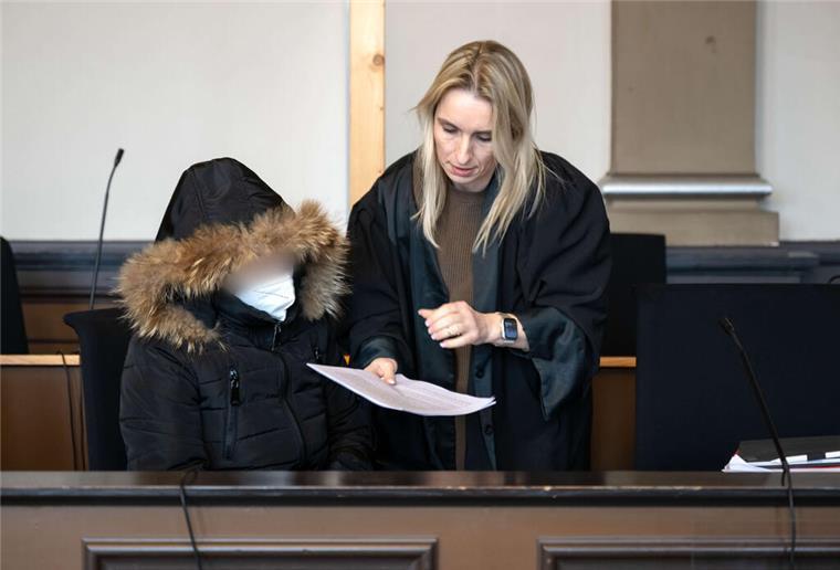 Die Angeklagte spricht vor Prozessbeginn mit ihrer Anwältin