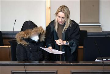 Die Angeklagte spricht vor Prozessbeginn mit ihrer Anwältin