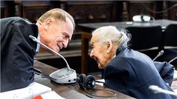 Erneut Prozess wegen Holocaust-Leugnung in Hamburg gestartet Die angeklagte Holocaust-Leugnerin Ursula Haverbeck spricht mit ihrem Anwalt Wolfram Nahrath.