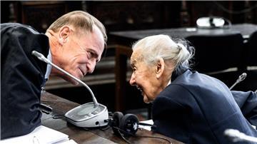 Prozess wegen Holocaust-Leugnung: Kurz vor dem Abschluss Die angeklagte Holocaust-Leugnerin Ursula Haverbeck spricht zu Beginn ihres Berufungsverfahrens im Landgericht mit ihrem Anwalt Wolfram Nahrath.