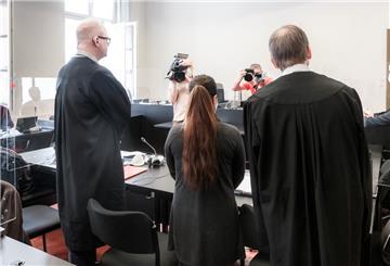 Die Angeklagte IS-Rückkehrerin aus Bremen steht zwischen ihren Verteidigern in einem Saal des Oberlandesgericht. Am Mittwoch sagte eine Jesidin als Zeugin aus, die von der Angeklagten und ihrem Mann wie eine Sklavin gehalten worden sein soll.