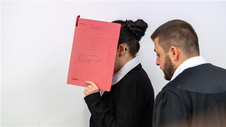 IS-Rückkehrerin Jennifer W. zeigt vor Gericht Reue Die Angeklagte Jennifer W., die sich der Terrormiliz Islamischer Staat (IS) im Irak angeschlossen haben soll, beim Betreten des Gerichtssaals.