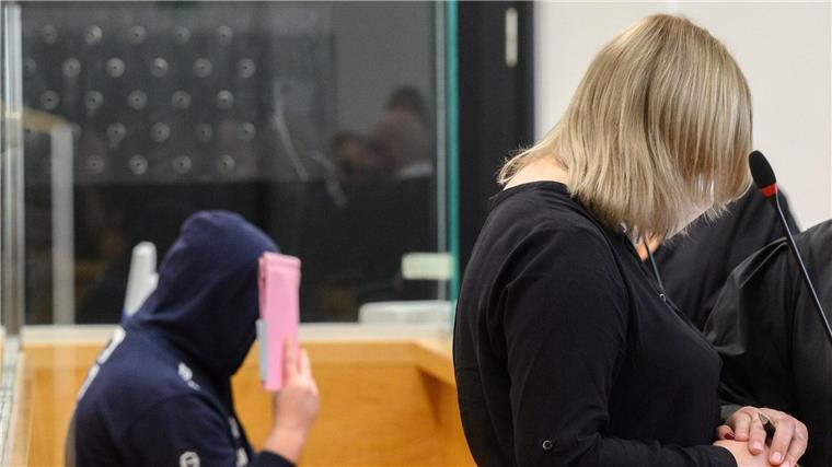 Urteil nach Mord an vierjährigem Fabian rechtskräftig Die angeklagte Mutter und ihr Lebensgefährte warten im Gerichtsaal vom Landgericht Hannover auf den Prozessbeginn.