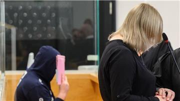 Urteil nach Mord an vierjährigem Fabian rechtskräftig Die angeklagte Mutter und ihr Lebensgefährte warten im Gerichtsaal vom Landgericht Hannover auf den Prozessbeginn.