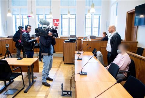 Die Angeklagte (rechts) sitzt vor Prozessbeginn in einem Saal im Landgericht neben ihrem Anwalt Christoph Klatt. 