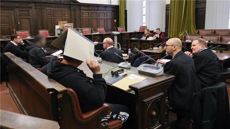 Freispruch in Prozess gegen Hisbollah-Mitglieder gefordert Die Angeklagten (2.v.l und 3.v.l)