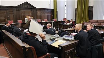 Die Angeklagten, ihre Anwälte und Vertreter der Bundesanwaltschaft (hinten) sitzen vor Prozessbeginn im Gerichtssaal.