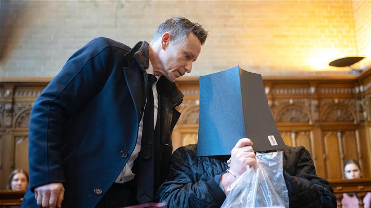 Prozess um Mordversuch mit Armbrust und Hammer auf Friedhof Die Angeklagten sollen in einer Friedhofskapelle auf ihr Opfer gewartet haben.