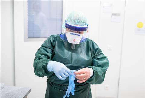 Die Angst vor dem Coronavirus führt bei Eltern häufig zu Unsicherheiten.