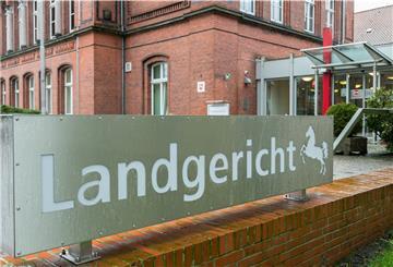Ein Hinweisschild steht vor dem Landgericht Verden. 