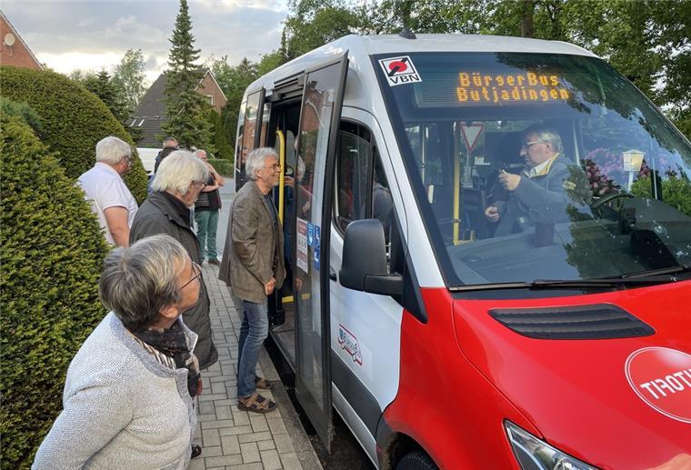 Butjadinger Bürgerbus auf der Erfolgsspur Die Anschaffung neuer Busse steht an. Vor Beginn der Hauptversammlung besichtigten die Mitglieder den Stadlander Bürgerbus, der ihnen aber ein zu kurzes Chassis hat.