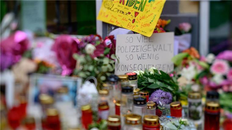 Trauer, Wut und große Demo nach tödlichen Polizeischüssen Die Anteilnahme nach den tödlichen Schüssen aus einer Polizeiwaffe auf den 21 Jahre alten Lorenz in Oldenburg ist groß.