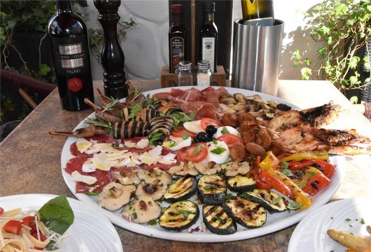 Antipasti auf einem Teller