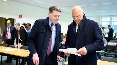 Die Anwälte Michael Nagel (r) und Ralph Heiermann bei der Verhandlung zur Klage des früheren Bundeskanzlers im Verwaltungsgericht.