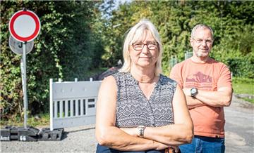 Die Anwohner des Weg 21 Anke Schulz (vorne) und Siegfried Bruns (hinten) beschweren sich über die Sanierung der Zufahrtsstraße.