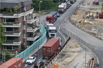 Die Anwohner des Wohnhauses am Jägerhof (links im Bild) hatten erfolglos gegen diese Streckenführung geklagt.