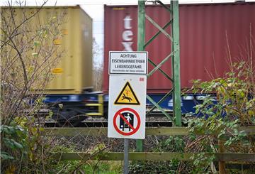 Die Anwohner in der Daimlerstraße, die parallel zur Bahntrasse verläuft, sollen künftig weniger vom Schienenlärm gestört werden.