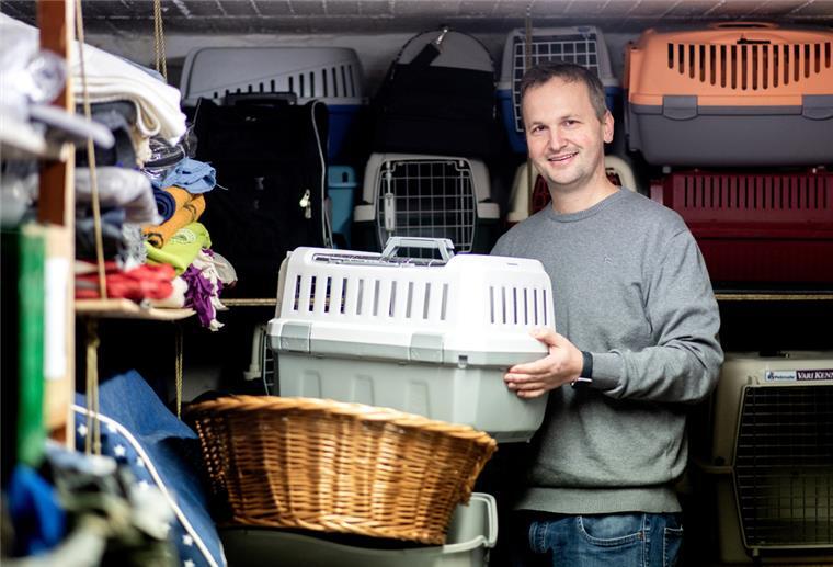 Bremen: Nachfrage bei der Tiertafel wächst Stefan Evers, Vorsitzender der Bremer Tiertafel, steht in einem Raum mit Sachspenden, die von der Tiertafel an bedürftige Tierbesitzer ausgegeben werden