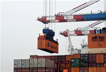 Die Anzahl der Containerbewegungen pro Stunde soll auf dem Eurogate-Terminal erhöht werden. Das ist nur einer der Vorschläge für mehr Produktivität. Foto: Scheer