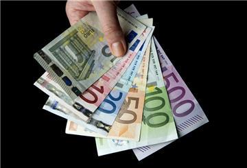 Eine Hand hält zahlreiche Euro-Banknoten.