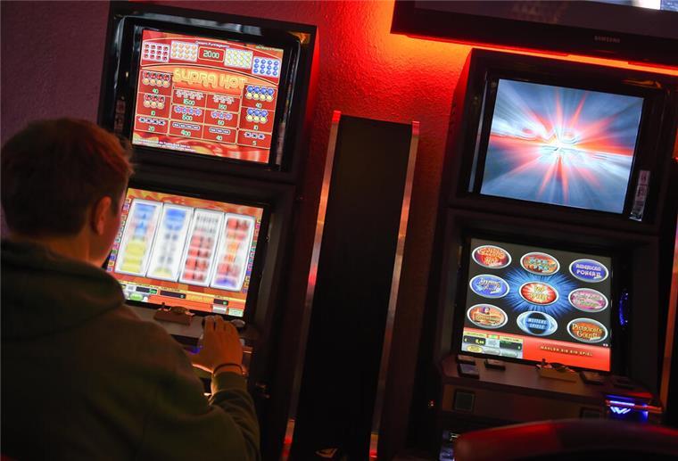 Alarmierende Zahlen: Bremerhavener vergeuden viel Geld beim Glücksspiel Frau sitzt vor einem Spielautomat.