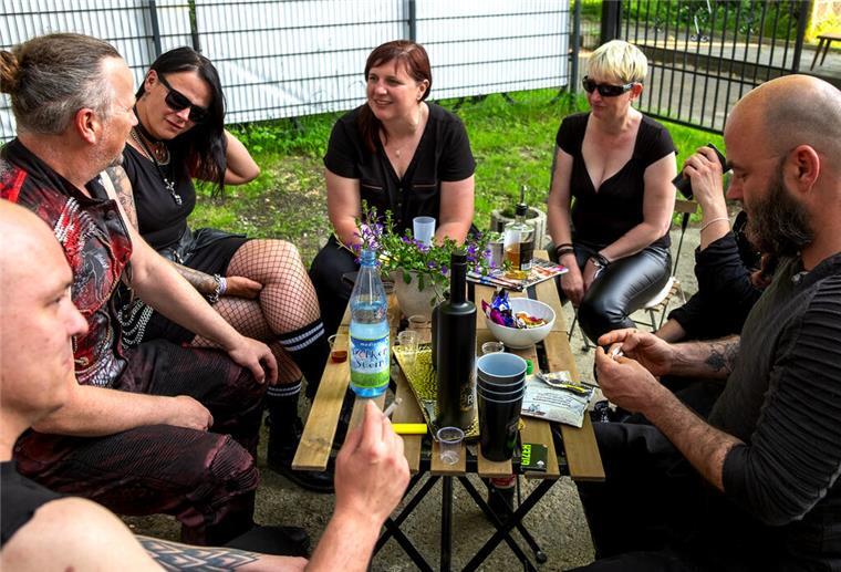 Menschen am Tisch