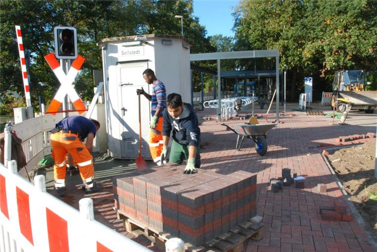 Lieferprobleme blockieren Arbeiten an Cuxländer Bahnhöfen Die Arbeiten an den Bahnhöfen der Gemeinde Schiffdorf gehen wie hier in Sellstedt voran. Sie mussten aber immer wieder unterbrochen werden, weil das benötigte Material nicht rechtzeitig kam. Fotos:
