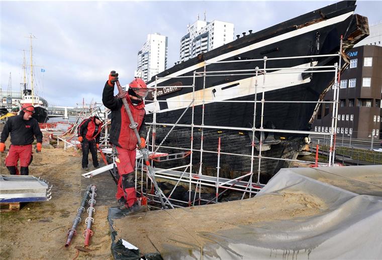 Die Arbeiten an der „Seute Deern“ laufen. Das Wrack wird am Alten Hafen eingerüstet.