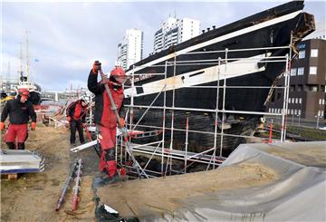 Die Arbeiten an der „Seute Deern“ laufen. Das Wrack wird am Alten Hafen eingerüstet.