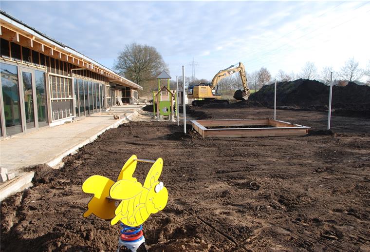 Die Arbeiten auf dem Außengelände der neuen Kindertagesstätte in Bad Bederkesa laufen auf Hochtouren. Die ersten Spielgeräte sind schon platziert.