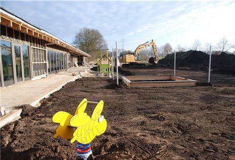 Die Arbeiten auf dem Außengelände der neuen Kindertagesstätte in Bad Bederkesa laufen auf Hochtouren. Die ersten Spielgeräte sind schon platziert.