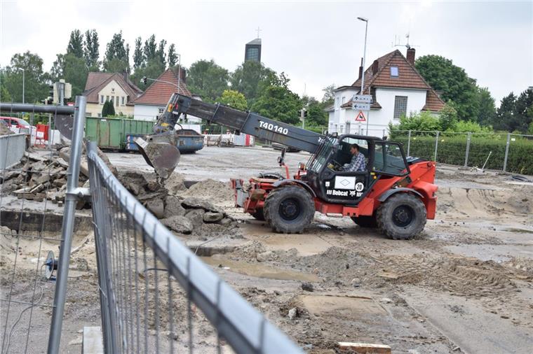 Nordenham: Brückenarbeiten liegen bislang im Zeitplan Die Arbeiten auf der Brückenbaustelle liegen im Zeitplan. Kommende Woche will die ausführende Baufirma Herdejürgen und Harmsen mit dem Abbruch des Bauwerks beginnen. Veranschlagt sind hierfür rund zwei Wochen.