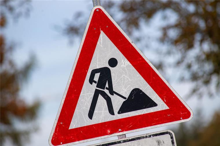 Ein Baustellenschild.  Die Arbeiten auf der L143 in Bexhövede starten am Montag, 24. März. Eine halbseitige Sperrung sorgt für Verkehrsbehinderungen. An dem Tag gibt es auch in Loxstedt eine Sperrnug. 