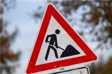 Ein Baustellenschild.  Die Arbeiten auf der L143 in Bexhövede starten am Montag, 24. März. Eine halbseitige Sperrung sorgt für Verkehrsbehinderungen. An dem Tag gibt es auch in Loxstedt eine Sperrnug. 
