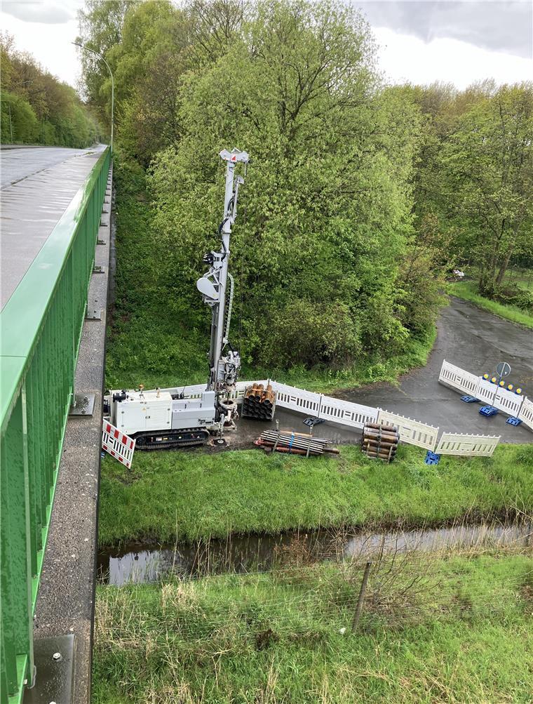 Die Arbeiten finden zunächst neben der Autobahn statt.