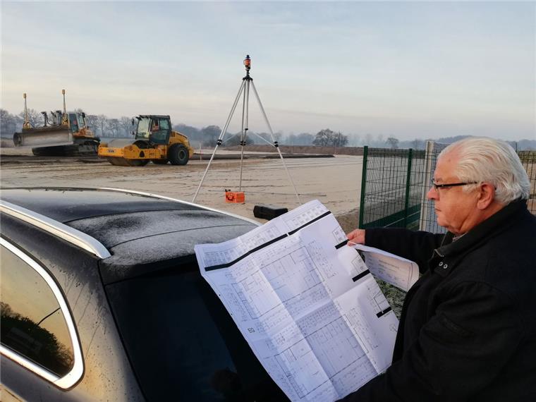 Geestland: Neuer Firmensitz der Asel AG für zweieinhalb Millionen Euro Die Arbeiten für den Neubau der Asel AG im Gewerbegebiet Debstedt haben begonnen. Projekt- und Bauleiter Winfried Sorgalla studiert die Pläne