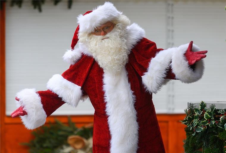 Arbeitsagentur Bremerhaven vermittelt Weihnachtsmänner Ein Mann, der als Weihnachtsmann verkleidet ist, breitet die Arme aus.