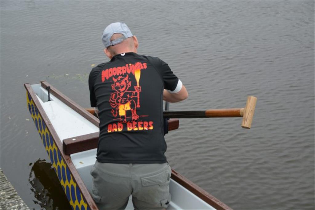 Die arbeitsamen Hände der Drachenbootmannschaft Moordüvels aus Bad Bederkesa hab...