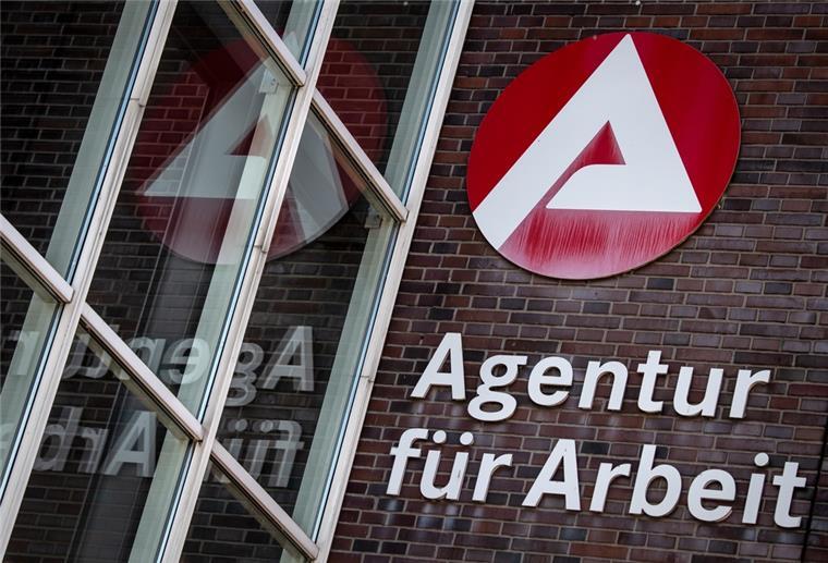 Ein Schild weist auf die Agentur für Arbeit hin. 
