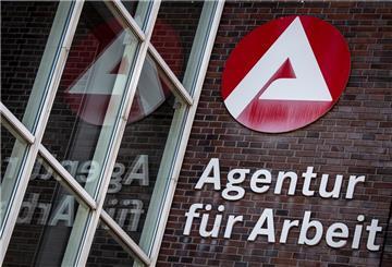 Ein Schild weist auf die Agentur für Arbeit hin. 